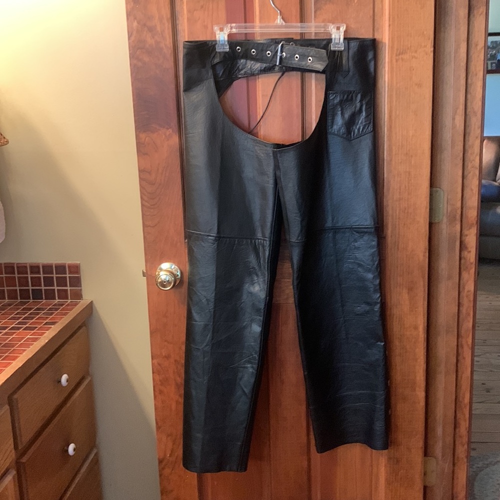 Silver Bike NEW NEVER WORN Women’s Leather Riding Chaps, BLACK size Medium.